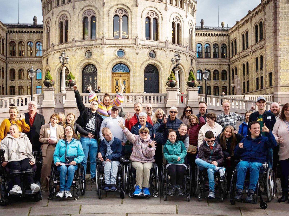 Gruppe foran Stortinget jubler